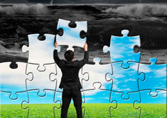 Un hombre colocando piezas de puzzle Un hombre colocando piezas de puzzle
