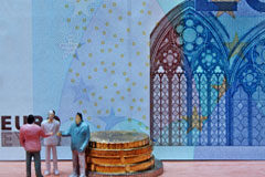 Las condiciones generales de la contratación entre empresarios Muñecos pequeños con un billete de veinte euros de fondo