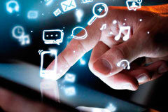 Redes sociales y derechos de autor ¿de quién son los contenidos? Una mano seleccionando iconos en una tablet