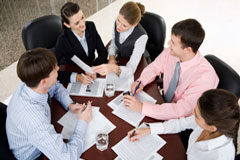 Da a tus compañeros la estimación que merecen Unas personas reunidas