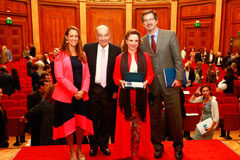 Roca Junyent concede a Christiana Figueres el VI Premio Derecho y Sociedad por su defensa del medio ambiente desde el Imagen del acto de entrega