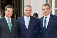 Rödl & Partner desembarca en Portugal Filipe Lobo d’Avila, socio de Rödl & Partner Portugal y ex viceministro del Interior; Jorge Seguro Sanches, Secretario de Estado de Energía luso; Georg Abbeg, socio director de Rödl & Partner España ayer en el Palacio de Foz (Lisboa)