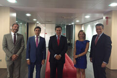 Santander Justicia patrocinará diversos cursos de formación que organice Thomson Reuters De izqda., a dcha., Francisco Javier Floro, Raúl Castillo, Gregorio García Torres, Rosa Martínez y Jorge Gutiérrez.