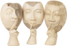 ‘Secreto de Empresa’ vs ‘Secreto Industrial’: los cuatro puntos cardinales del delito de ‘Revelación de Secretos’ Tres estatuas con el dedo en la boca señalando silencio.