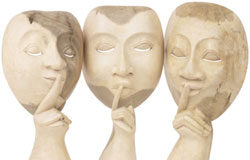 Secreto profesional y corrupción Tres estatuas con el dedo en la boca señalando silencio.