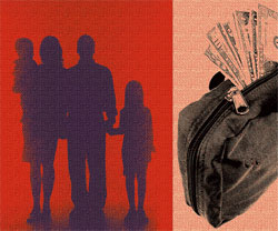 Imagen de una familia a un lado y dinero seguro en un bolso alado