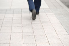 Con Internet en los talones Unos pies caminando.