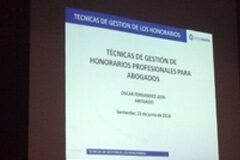 El abogado Óscar Fernández León analiza los honorarios profesionales Pantallazo de la presentación