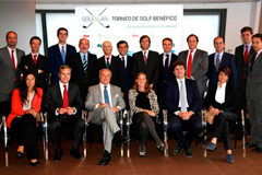 Bufetes españoles contra bufetes internacionales en el torneo benéfico Golf & Law Patrocinadores y capitanes de cada despacho posan en la presentación del torneo
