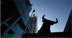 Al caminar siempre hay un pie en el aire, y las empresas no corren ni ese riesgo Imagen de la estatuda de un toro en una ciudad.