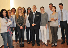 En el centro de la imagen José María García Gutiérrez, Presidente de la Asociación, junto con algunos alumnos