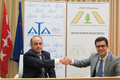 Firmado acuerdo de colaboración entre la Asociación Española de Abogados Urbanistas y la Agrupación de Jóvenes Abogados de Madrid. Foto del acuerdo