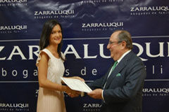 El Master en Derecho de Familia de ZARRALUQUI ABOGADOS DE FAMILIA cumple 20 años En la imagen, Ángela Urbón, alumna del master y empleada de ZARRALUQUI ABOGADOS DE FAMILIA y Luis Zarraluqui.