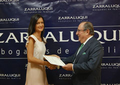 En la imagen, Ángela Urbón, alumna del master y empleada de ZARRALUQUI ABOGADOS DE FAMILIA y Luis Zarraluqui.