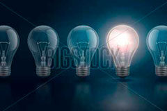 Cuando lo innovador es no innovar Varias bombillas, una de ellas encendida