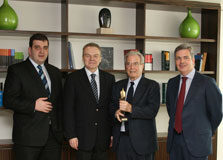 El viceministro polaco de Economía visita Garrigues De izquierda a derecha: El viceministro de Economía de Polonia, Rafal Baniak; el presidente de la Confederación de Empresas de Polonia, Andrzej Malinowski; el presidente de Garrigues, Antonio Garrigues (con el premio Wektor 2008 por su contribución al des