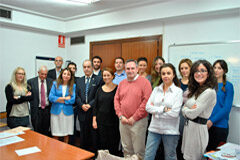 Nuevos alumnos formados en la Asociación de Abogados Urbanistas y próxima convocatoria para abril 2015 Imagen de algunos alumnos asistentes al curso junto con María de los Reyes Rueda Serrano y José María García Gutiérrez, Secretaria y Presidente de la Asociación ( en el centro)