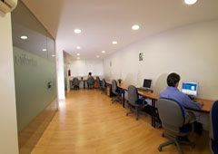 Varias personas trabajando Varias personas trabajando