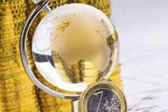 Deshojando el plan BEPS. Xiamen Summit Montones de monedas y bola del mundo