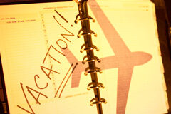 El abogado y las vacaciones: algunos consejos Agenda con la hoja marcada como vacaciones