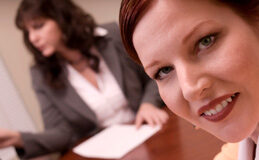 ¿Qué es eso de que el abogado sea simpático en sala? Una abogada sonriendo