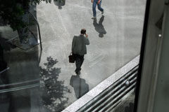 La abogacía itinerante Una persona con maletín caminando por la calle