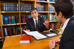 El abogado preventivo Un cliente en el despacho de su abogado