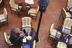 Un día en la vida… de un abogado Persona con ordenador en la terraza de un bar