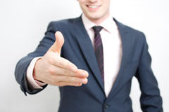 ¿Cómo puedo fidelizar a mis clientes? Apretón de manos