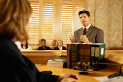 Los siete errores del abogado litigante (en sala) y la atencion al cliente (II) Un abogado trabajando en el juicio