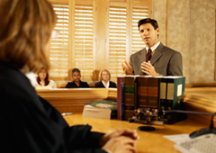 Un abogado trabajando en el juicio