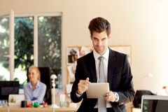 Abogado joven: ponte las pilas Un joven abogado en su despacho