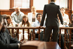 ¿Cómo debe actuar el abogado con el público asistente al juicio? Abogado hablando en un juicio