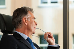 Diez reflexiones para no ser infeliz (sólo para abogados) Una persona pensativa con las gafas en la mano y mirando por la ventana