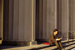 Los diez errores del abogado litigante y falta de atención al cliente Un abogado sentado en unas escaleras