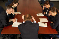 No basta que cada abogado sea bueno, es preciso que juntos todos los abogados, seamos algo Abogados cabizbajos sentados en una mesa