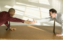 El proceso concursal y su posible afectación a anteriores operaciones de Leveraged Buy-out dos hombres dándose la mano