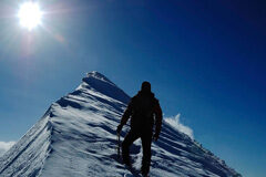 ¿Por qué los abogados tienen que diferenciarse? Persona escalando una montaña nevada