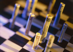 Un tablero de ajedrez con billetes por figuras.