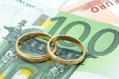 El pago de préstamos sobre bienes privativos no son cargas del matrimonio Unas alianzas sobre unos billetes de euro