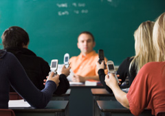 Alumnos en el aula con el móvil