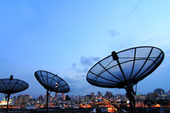 Nueva Ley General de Telecomunicaciones: un acelerador de los negocios digitales Antenas de comunicación por satélite