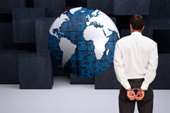 La normativa anticorrupción extiende su ámbito a países como Brasil. ¿Cuál puede ser la implicación para empresas españolas? Un hombre esposado frente a una bola del mundo