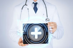 Apps al servicio de la salud y el autocuidado Un médico con una tablet