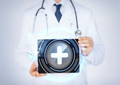 Un médico con una tablet Un médico con una tablet