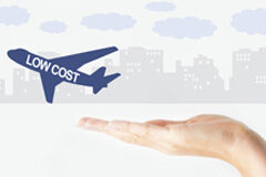 Nulidad de cláusulas de contratos aéreos e indemnización por cancelación a causa de huelga Dibujo de un avion Low Cost y una mano