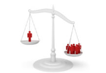 Sentencia del TS de 17-10-2016: ¿más despidos colectivos? Balanza con muñecos rojos en una bandeja y un muñeco solo en otra