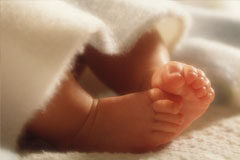 Culpa extracontractual de empleada-directora de guardería por fallecimiento de bebé que se atraganta con la papilla administrada en su local Los pies de un bebe