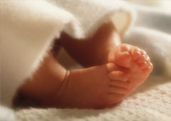 Los pies de un bebe