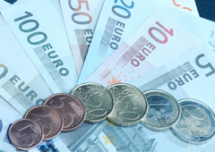 Distintos billetes y monedas de euro